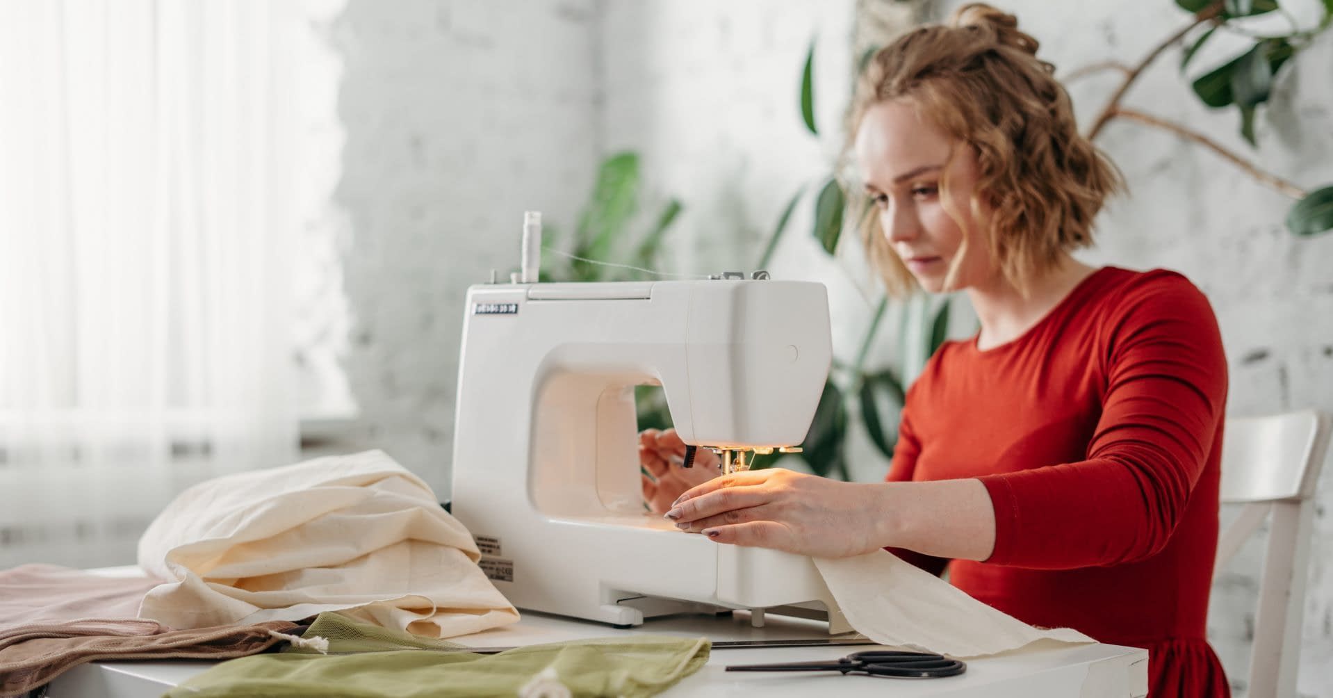 Mujer usando maquina de coser